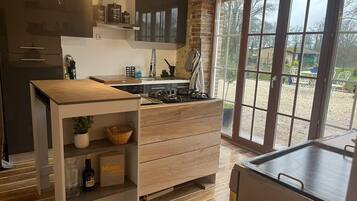 Een koelkast, een microgolfoven, een oven, een kookplaat