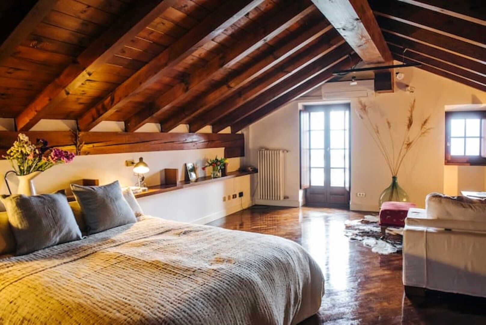 3 chambres, bureau, fer et planche à repasser, lit parapluie