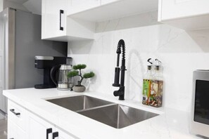 冷蔵庫、電子レンジ、オーブン、コンロ