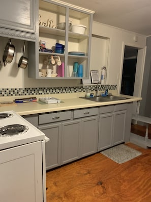 Kjøleskap, mikrobølgeovn, ovn og kokeplater