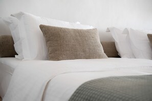 1 bedroom, in-room safe, iron/ironing board, travel crib - Cave Design House, Hot Tub-Caldera View (10 M- Aegean Santorini Imerovigli)