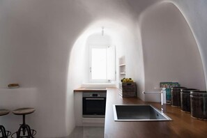 Fridge, microwave, oven, stovetop - Cave Design House, Hot Tub-Caldera View (10 M- Aegean Santorini Imerovigli)