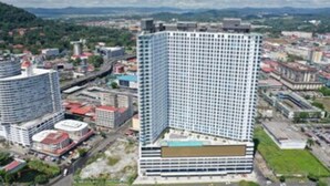 A high-rise building with a modern design, surrounded by other buildings and a river. - STUDIO APARTMENT OCEAN VIEW (Panamá)
