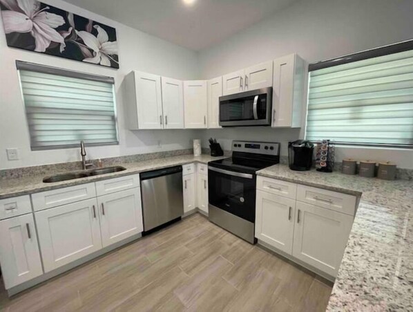 Cookware/dishes/utensils, dining tables