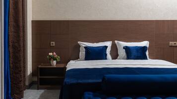 Ropa de cama de alta calidad, escritorio y sistema de insonorización