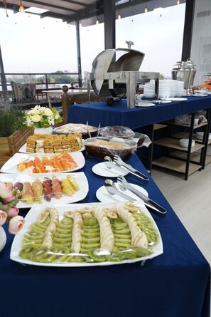 Free daily buffet breakfast