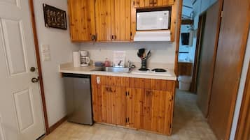 Microwave, stovetop, dishwasher, coffee/tea maker