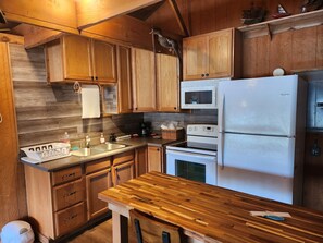 冷蔵庫、電子レンジ、オーブン、コンロ