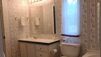 Ensemble douche/baignoire, serviettes fournies, savon, shampoing