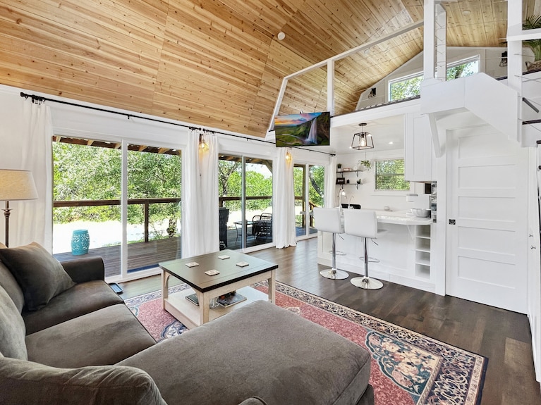 Elegant Country Cabin In Canyon Lake! Only 5 Minutes From The Lake And River! - Canyon Lake, TX