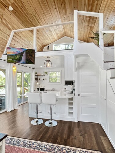 Elegant Country Cabin in Canyon Lake! Only 5 minutes from the lake and river!
