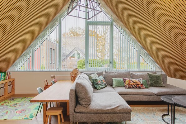 Téléviseur connecté, table de ping-pong