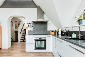 ثلاجة، ميكروويف، فرن، موقد طهي مسطح