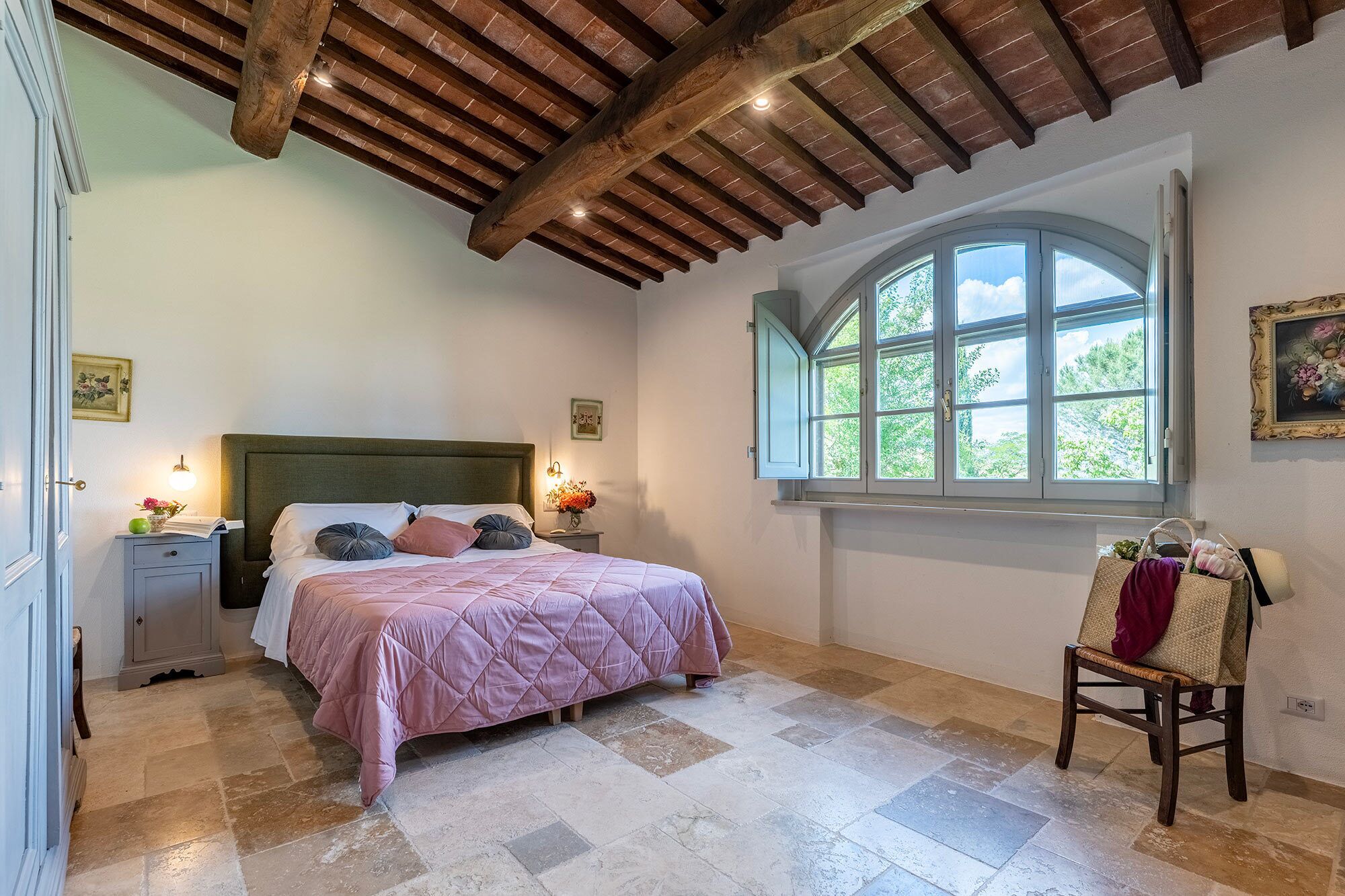 6 bedrooms, iron/ironing board, WiFi (free), bed sheets
