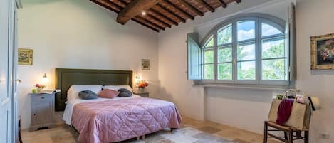 6 bedrooms, iron/ironing board, WiFi (free), bed sheets
