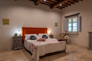 6 bedrooms, iron/ironing board, free WiFi, bed sheets
