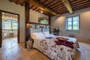 6 bedrooms, iron/ironing board, WiFi (free), bed sheets