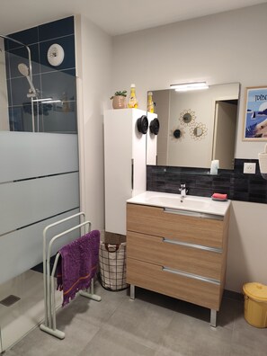 Dusche, Haartrockner, Toilettenpapier