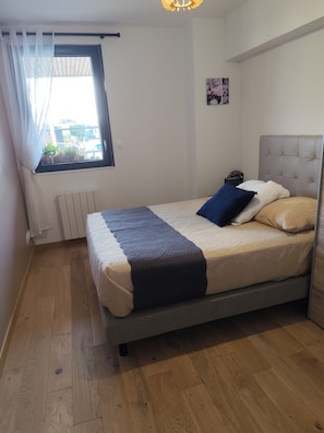 2 bedrooms, iron/ironing board, travel cot, free WiFi