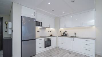 Frigorífico, microondas, horno y cafetera o tetera