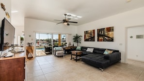 Smart-TV, bøker og stereoanlegg