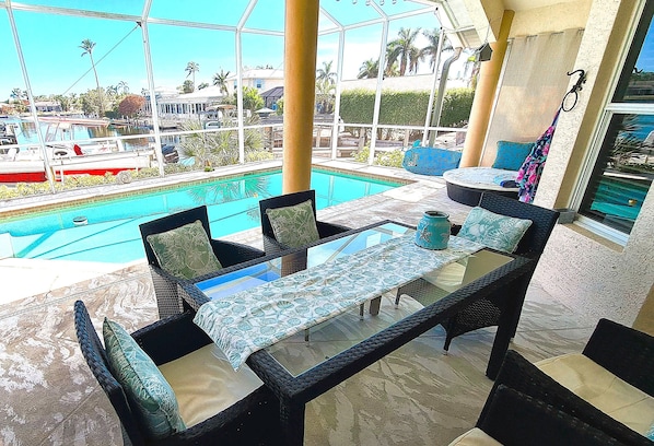 Utendørsbasseng og et oppvarmet basseng