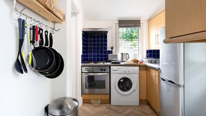 Apartamento | Cocina privada | Frigorífico, microondas, utensilios de cocina y mesa de comedor