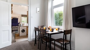 Apartamento | Cocina privada | Frigorífico, microondas, utensilios de cocina y mesa de comedor