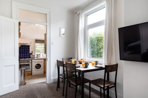 Apartment | Private kitchen | Fridge, microwave, cookware/dishes/utensils, dining tables - Little Haven (Falmouth)