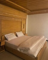 Deluxe Suite | Iron/ironing board, free WiFi