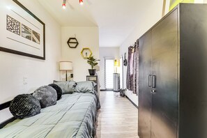2 bedrooms, desk, WiFi, bed sheets