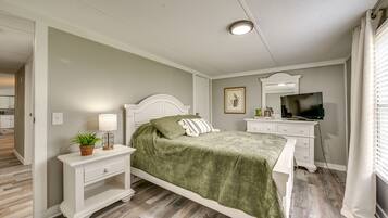 3 bedrooms, iron/ironing board, internet, bed sheets