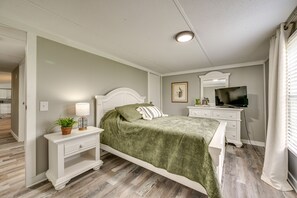 3 bedrooms, iron/ironing board, Internet, bed sheets - Kentucky Vacation Rental: Half-Mi to Mammoth Cave! (Brownsville)