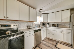 Fridge, microwave, stovetop, dishwasher - Kentucky Vacation Rental: Half-Mi to Mammoth Cave! (Brownsville)