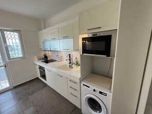 Jääkaappi, mikroaaltouuni, uuni, liesi