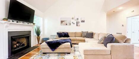 Téléviseur, foyer, livres