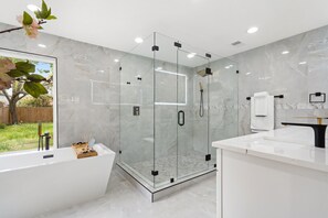Dusche, Haartrockner, Handtücher, Seife