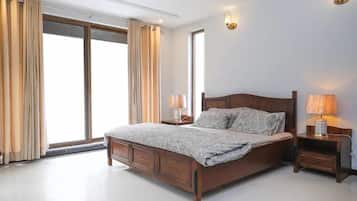 Deluxe Apartment | 3 bedrooms, iron/ironing board, free WiFi