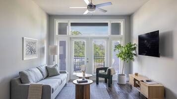 Apartemen, 2 kamar tidur | Ruang kerja ramah laptop, tirai kedap cahaya, dan setrika/meja setrika