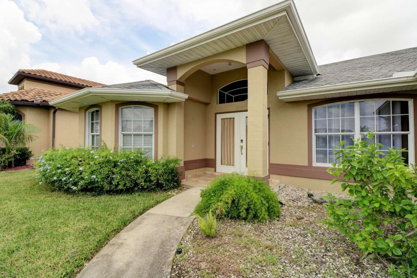 Lovely Home with Canal View, Heated Pool, Boatlift, Stunning Sunsets