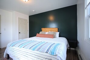 4 bedrooms, desk, travel cot, free WiFi - Serenity Creek: Waterfront Retreat w/ Hot Tub & Wood Burning Stove! (Lake Katrine)