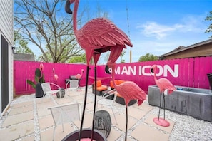 Terrace/patio - The PiinK Flamingo• InstaWorthy Murals• HotTub    (Houston)