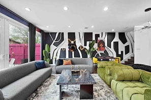 Living area - The PiinK Flamingo• InstaWorthy Murals• HotTub    (Houston)
