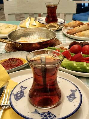 Desayuno de cocina local incluido todos los días