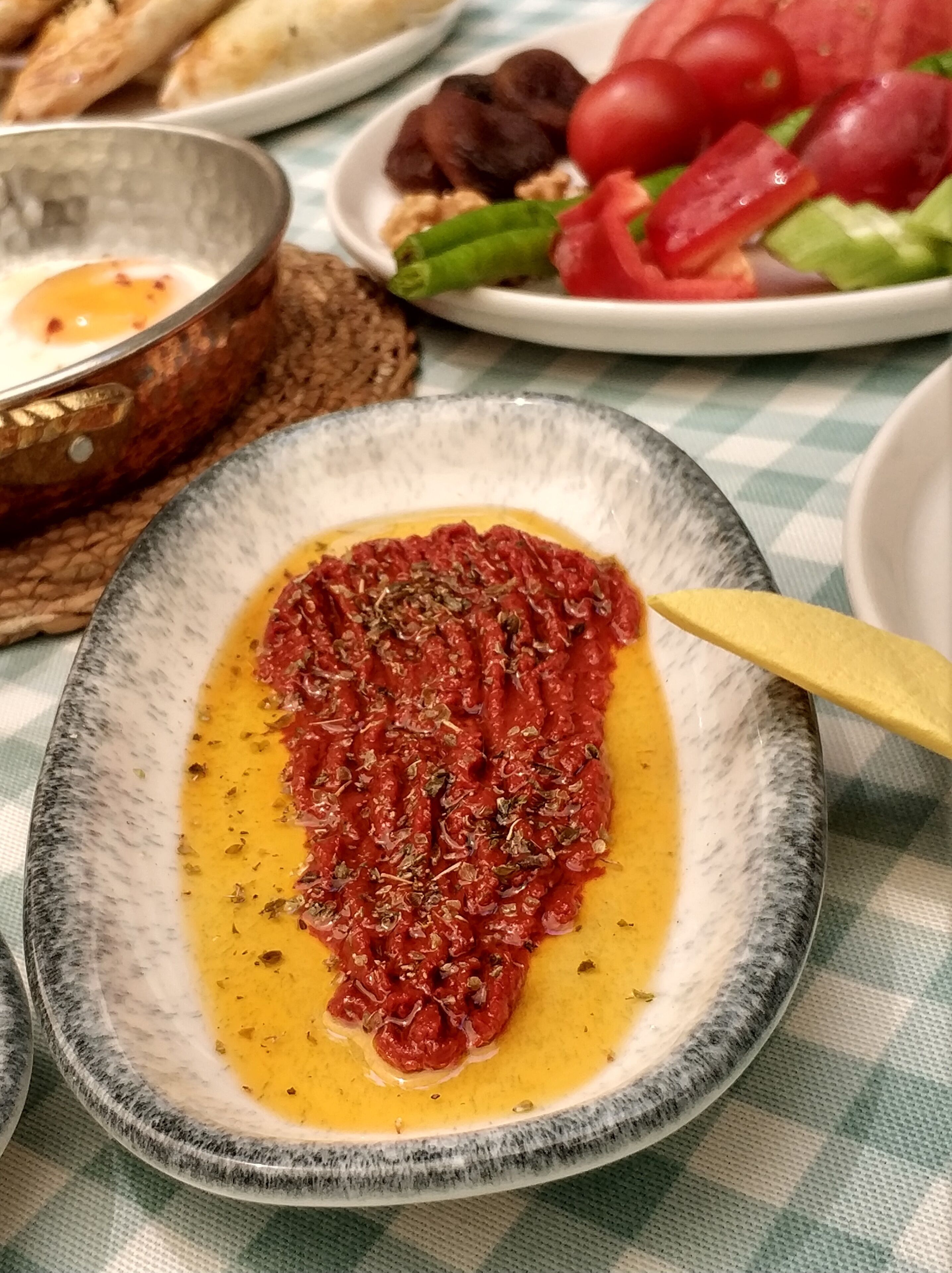 Une assiette de sauce tomate aux herbes, un bol de yaourt et une assiette de légumes.