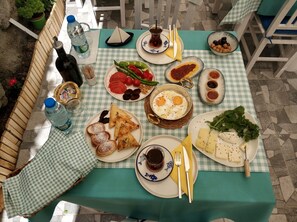 Free daily local cuisine breakfast - Demirtaş Pansiyon (Bozcaada)