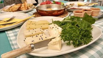 Desayuno con opciones de la cocina local incluido todos los días