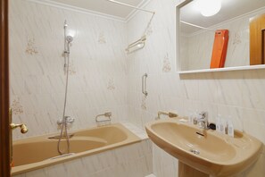 Bathtub, towels - 174A Amplio apartamento playa San Lorenzo (Gijón)