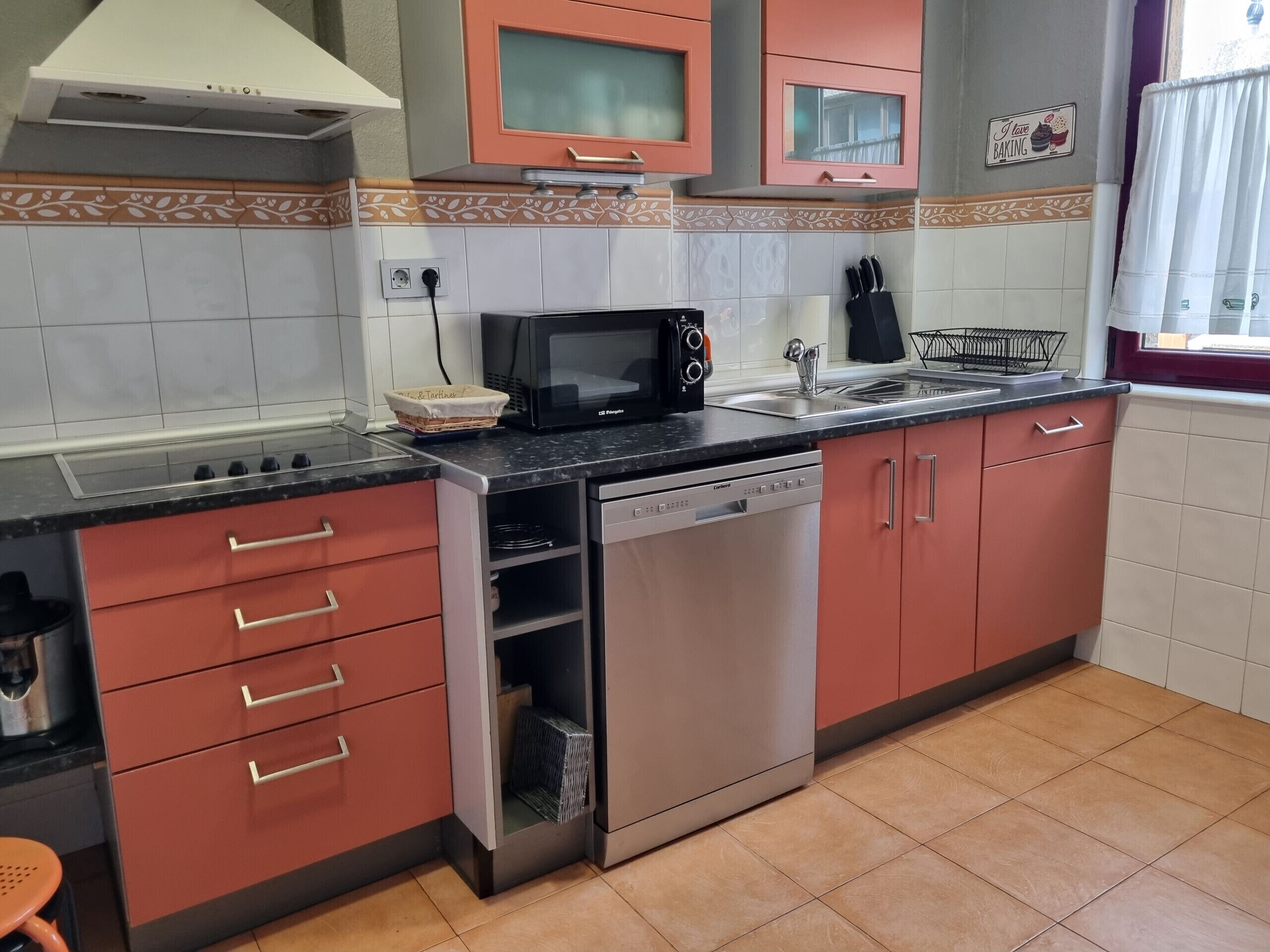 Een koelkast, een magnetron, een oven, een vaatwasser