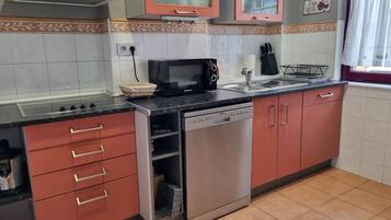 Een koelkast, een magnetron, een oven, een vaatwasser